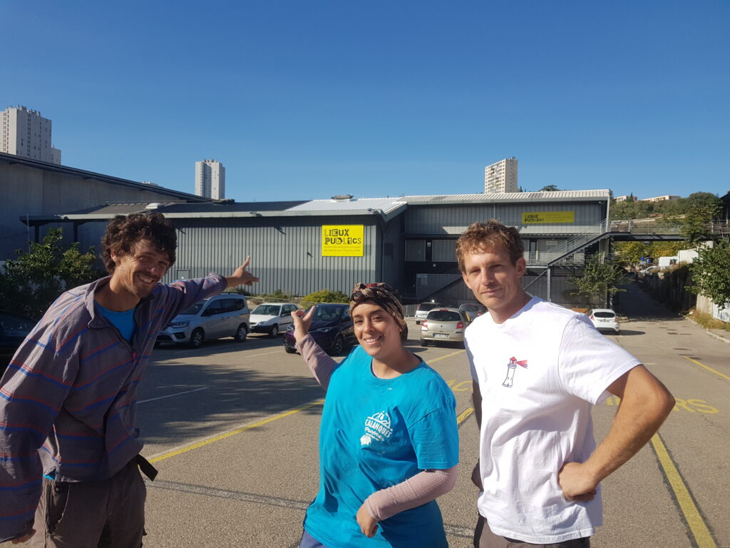 De gauche à droite : Saïd-Ali, Samira et Maxime, un des encadrants du chantier d'insertion Lieux Publics.