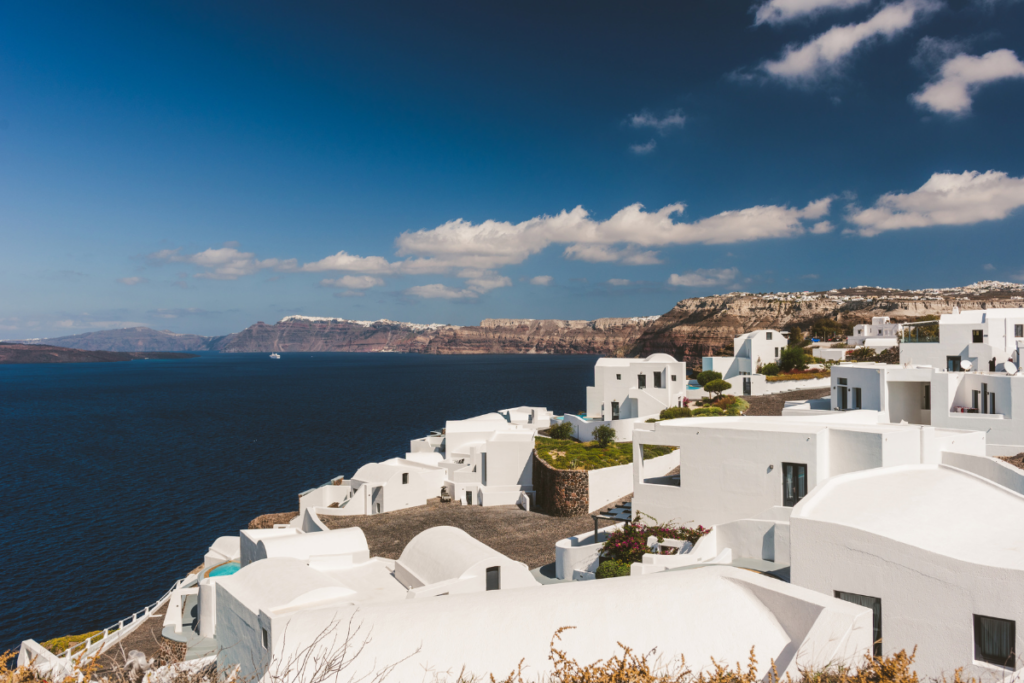 Depuis des millénaires, les habitations en Grèce sont traditionnellement enduites de peinture blanche.